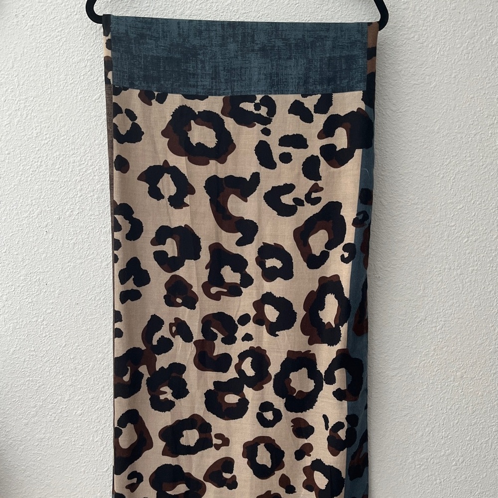 Giant Animal  Print Women's wrap!
oversized scarf,shawl
68x64
Blue & Brown
0S